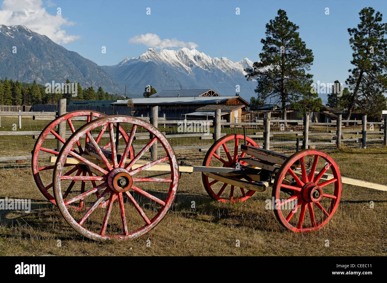 Wagen, Fort Steele Erbe Stadt mit Rocky Mountain Vista hinter Kootenay Region, British Columbia, Kanada Stockfoto