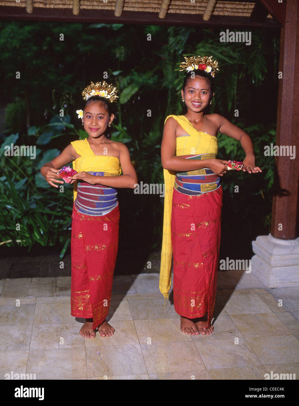 Junge Frauen, balinesische Tänzerinnen, Denpasar, Bali, Indonesien Stockfoto