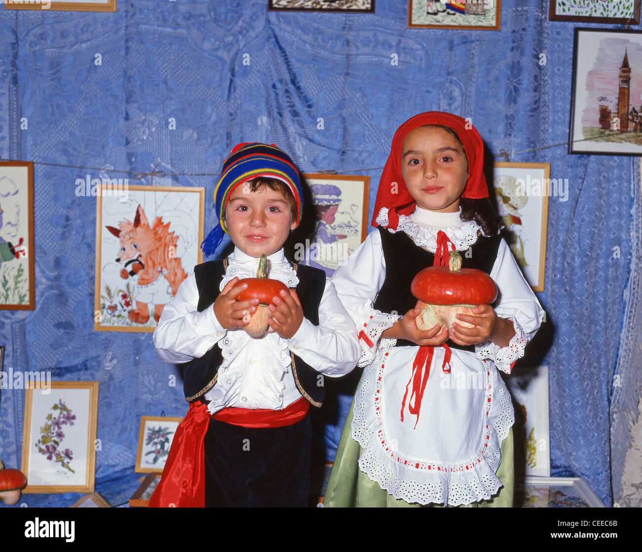 Kinder in Tracht, Sorrento, Provinz Neapel, Campania Region, Italien Stockfoto