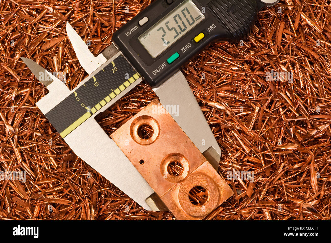 Eine elektronische Vernier-Bremssattel verwendet, um eine Kupfer-Komponente zu messen Stockfoto
