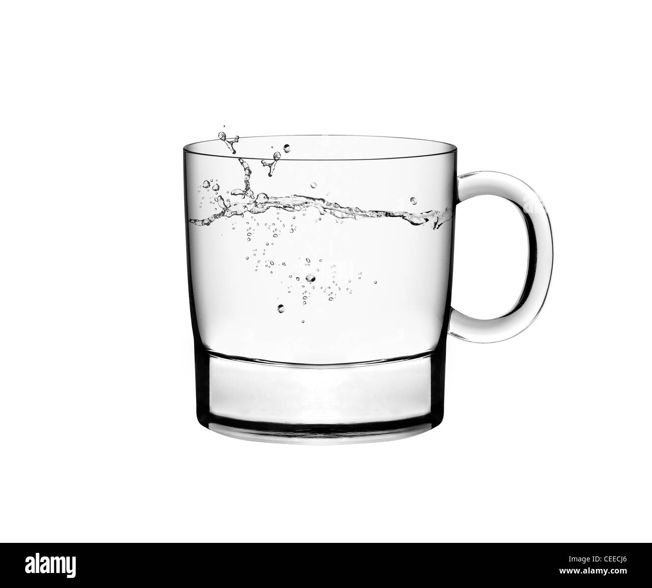 Ein Glas Wasser und Wasser-Splahes auf weißem Hintergrund Stockfoto