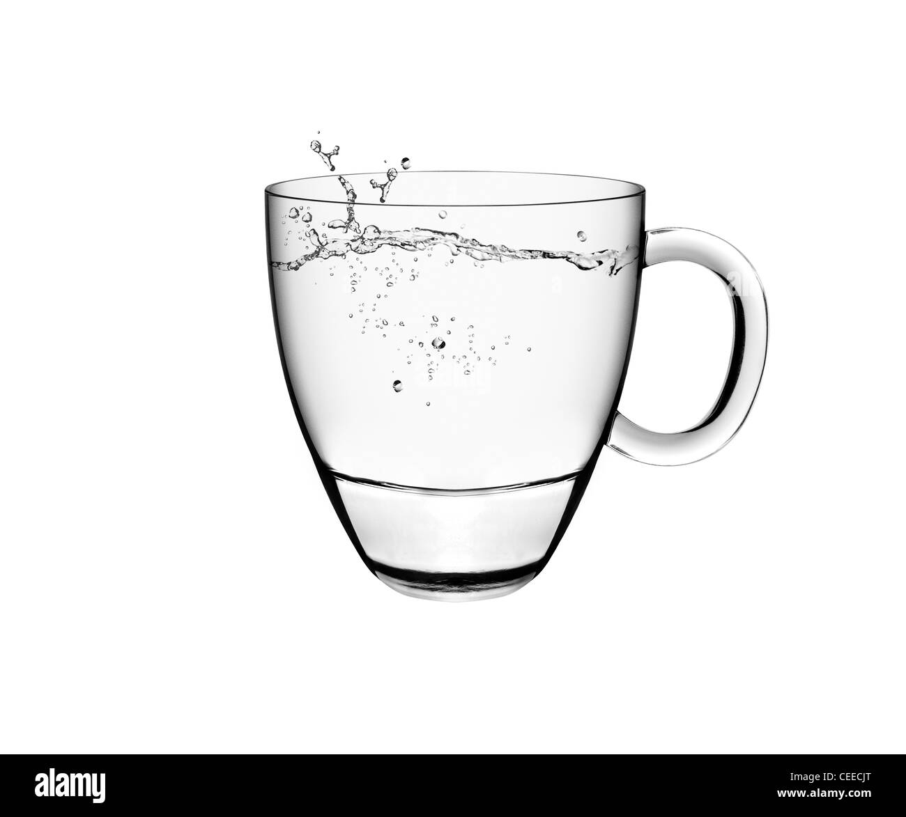 Ein Glas Wasser und Wasser-Splahes auf weißem Hintergrund Stockfoto