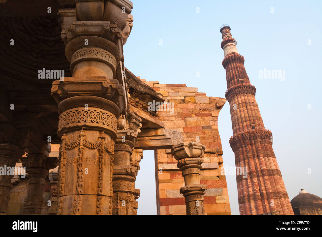 Qutb Minar und seine Sehenswürdigkeiten (UNESCO-Weltkulturerbe), Delhi, Indien Stockfoto