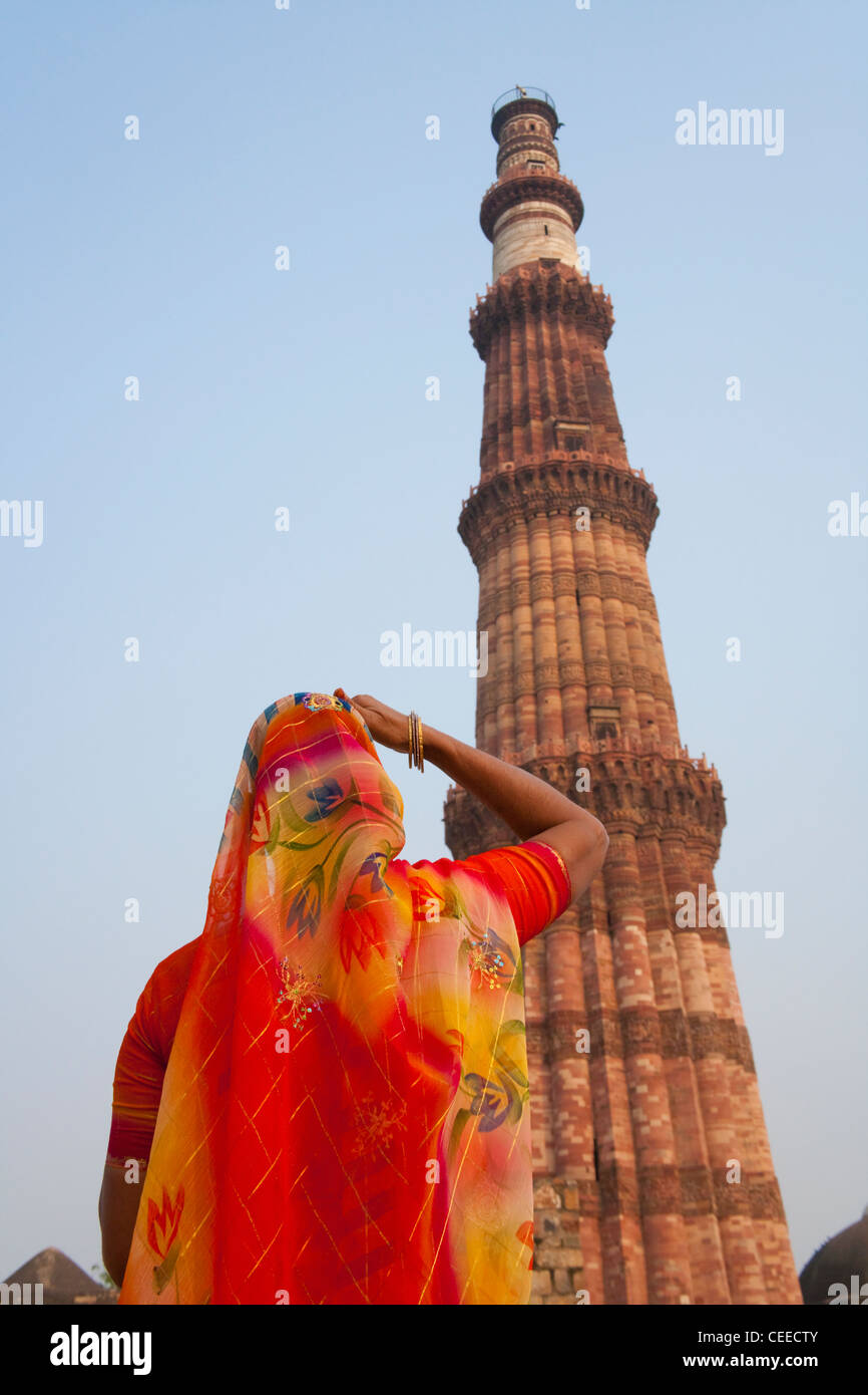 Indische Frauen Qutb Minar (UNESCO-Weltkulturerbe), Delhi, Indien Stockfoto