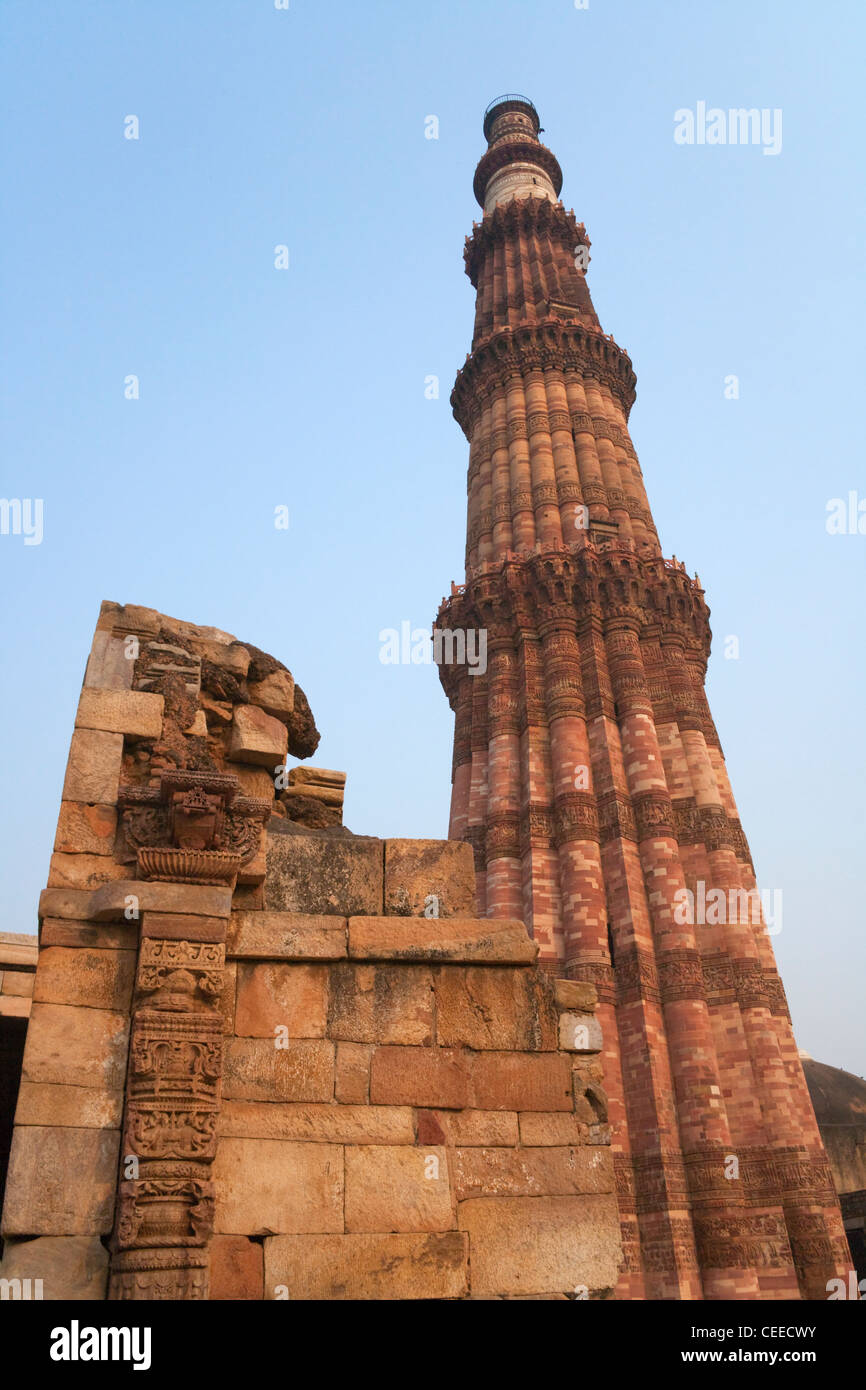Qutb Minar und seine Sehenswürdigkeiten (UNESCO-Weltkulturerbe), Delhi, Indien Stockfoto
