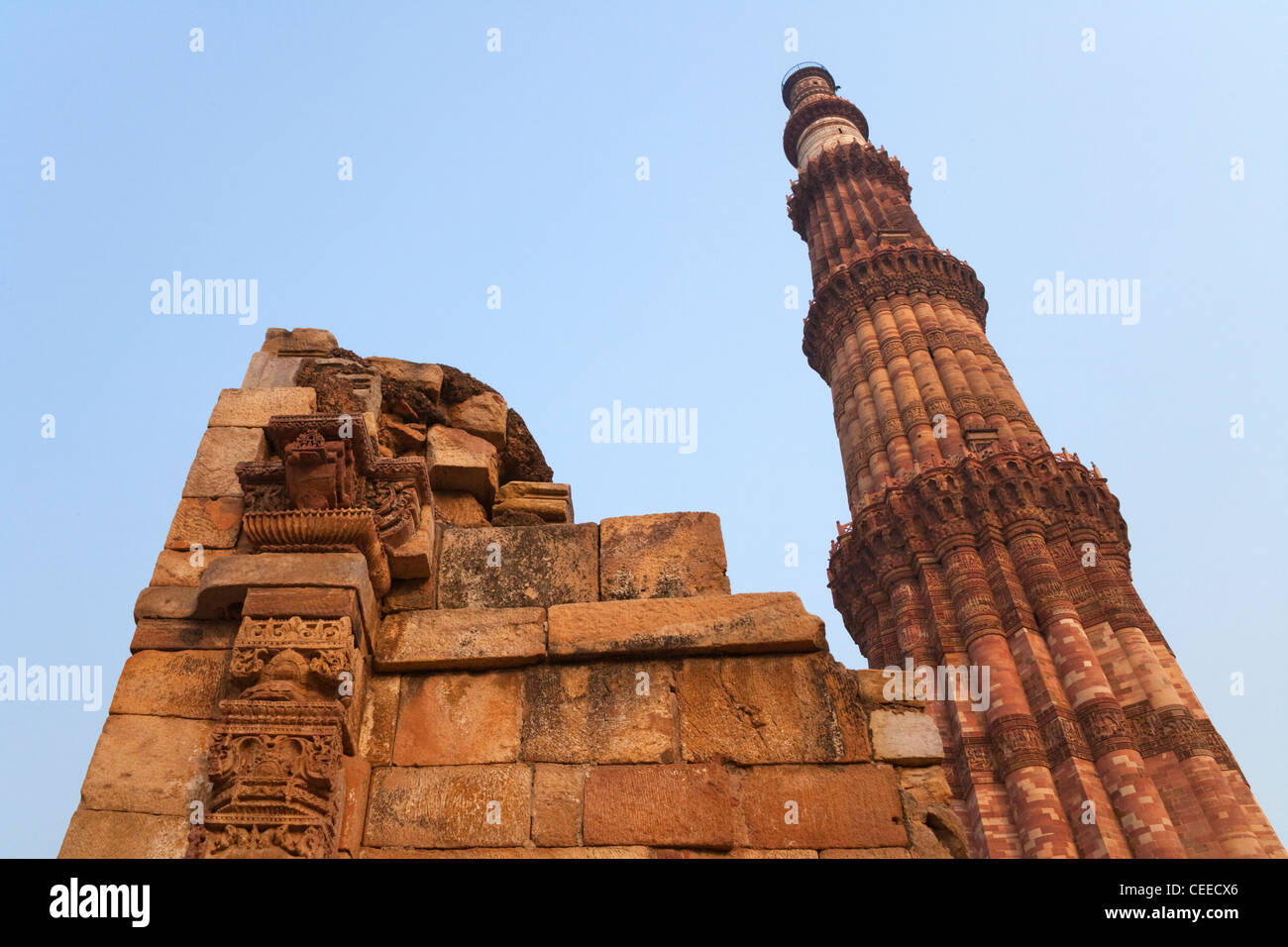 Qutb Minar und seine Sehenswürdigkeiten (UNESCO-Weltkulturerbe), Delhi, Indien Stockfoto