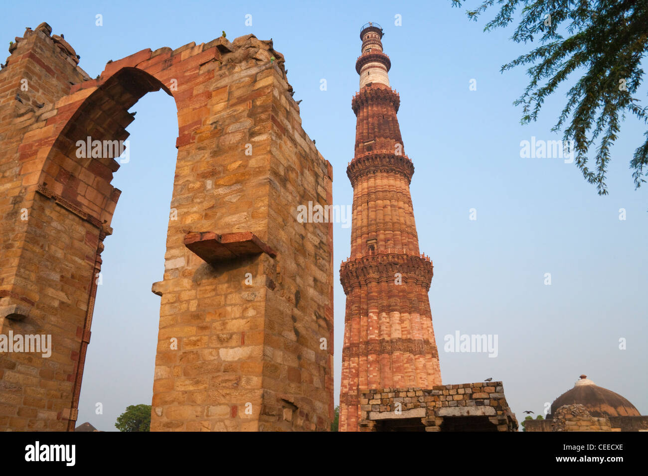 Qutb Minar und seine Sehenswürdigkeiten (UNESCO-Weltkulturerbe), Delhi, Indien Stockfoto