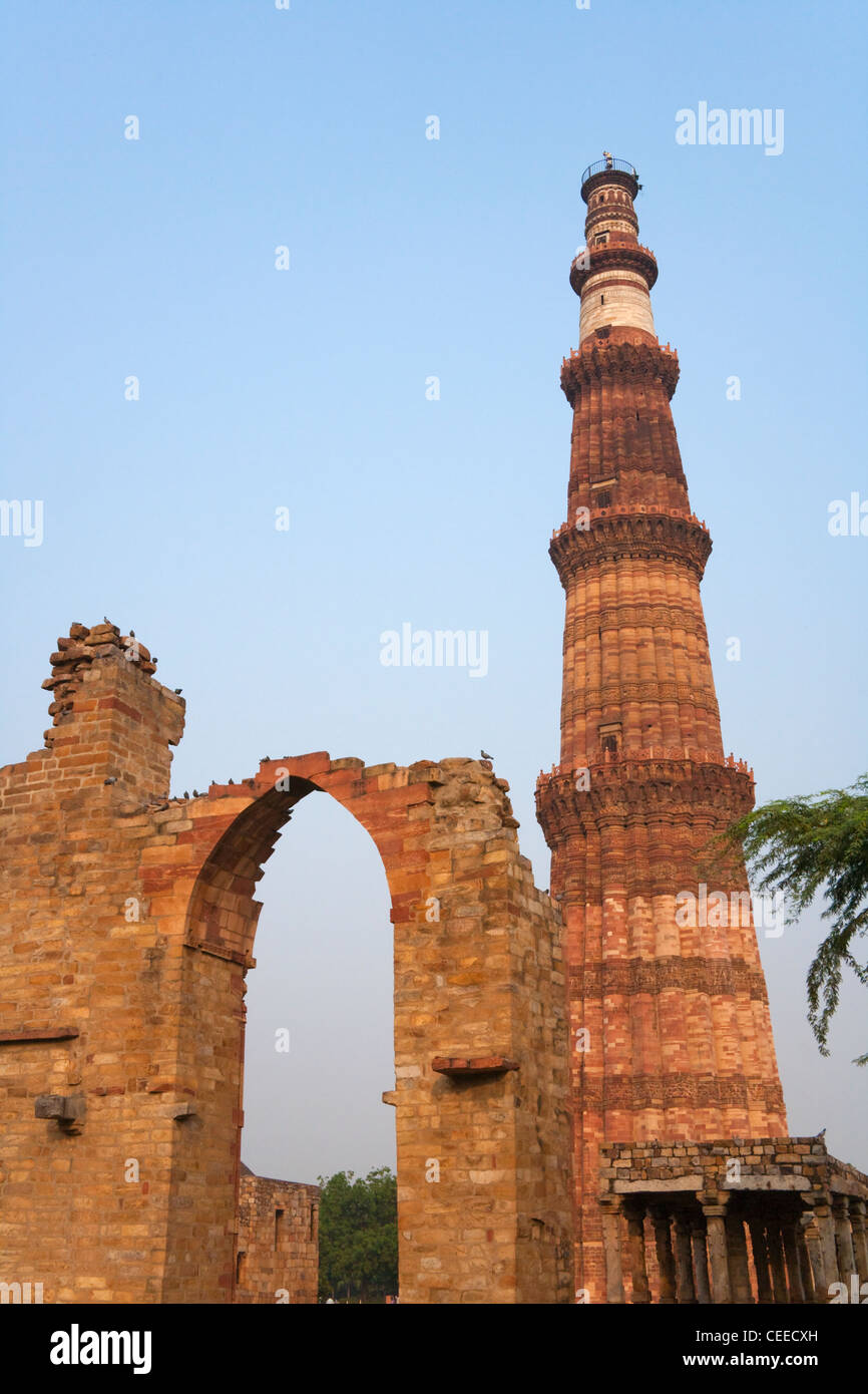 Qutb Minar und seine Sehenswürdigkeiten (UNESCO-Weltkulturerbe), Delhi, Indien Stockfoto