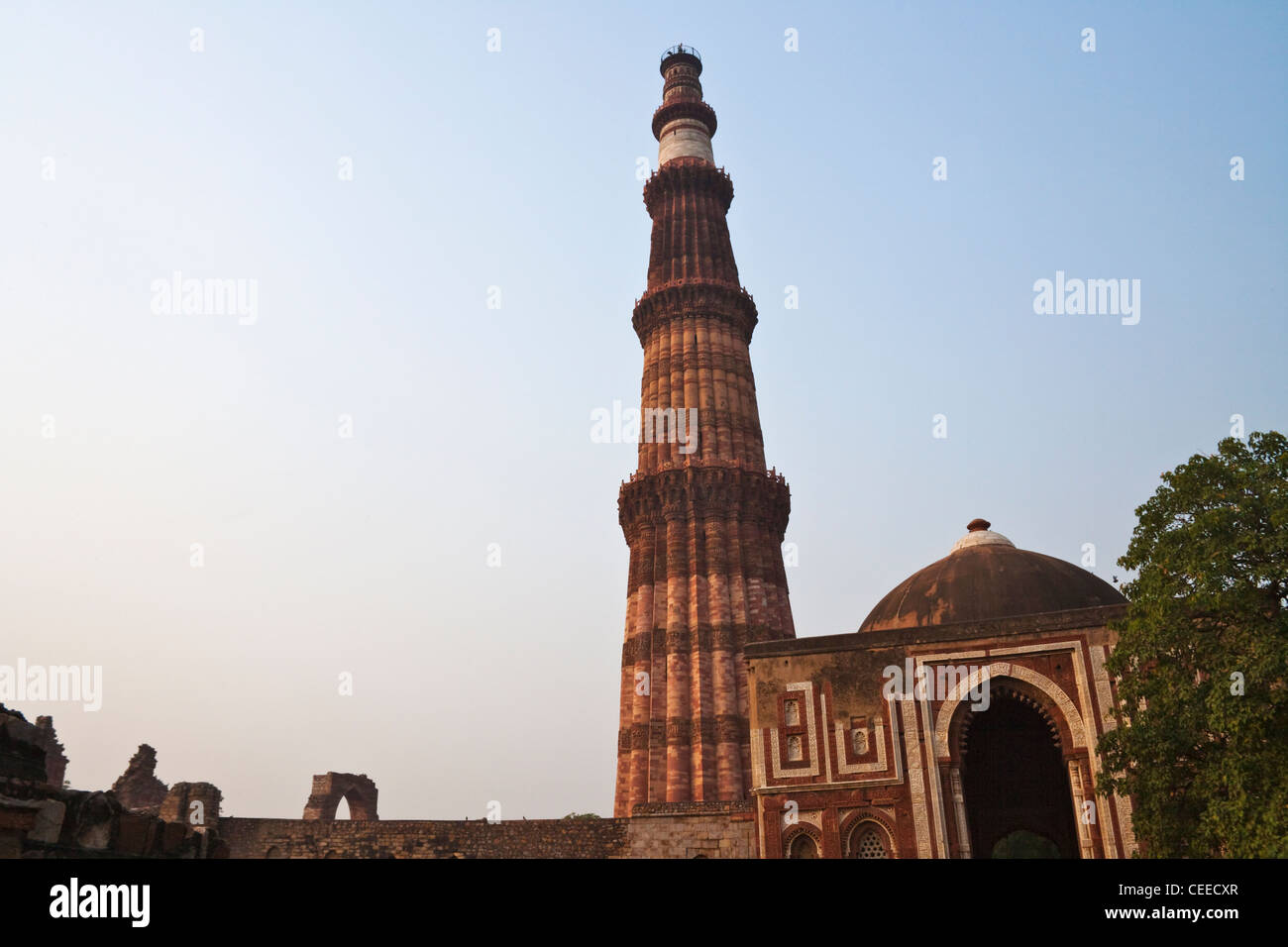 Qutb Minar und seine Sehenswürdigkeiten (UNESCO-Weltkulturerbe), Delhi, Indien Stockfoto