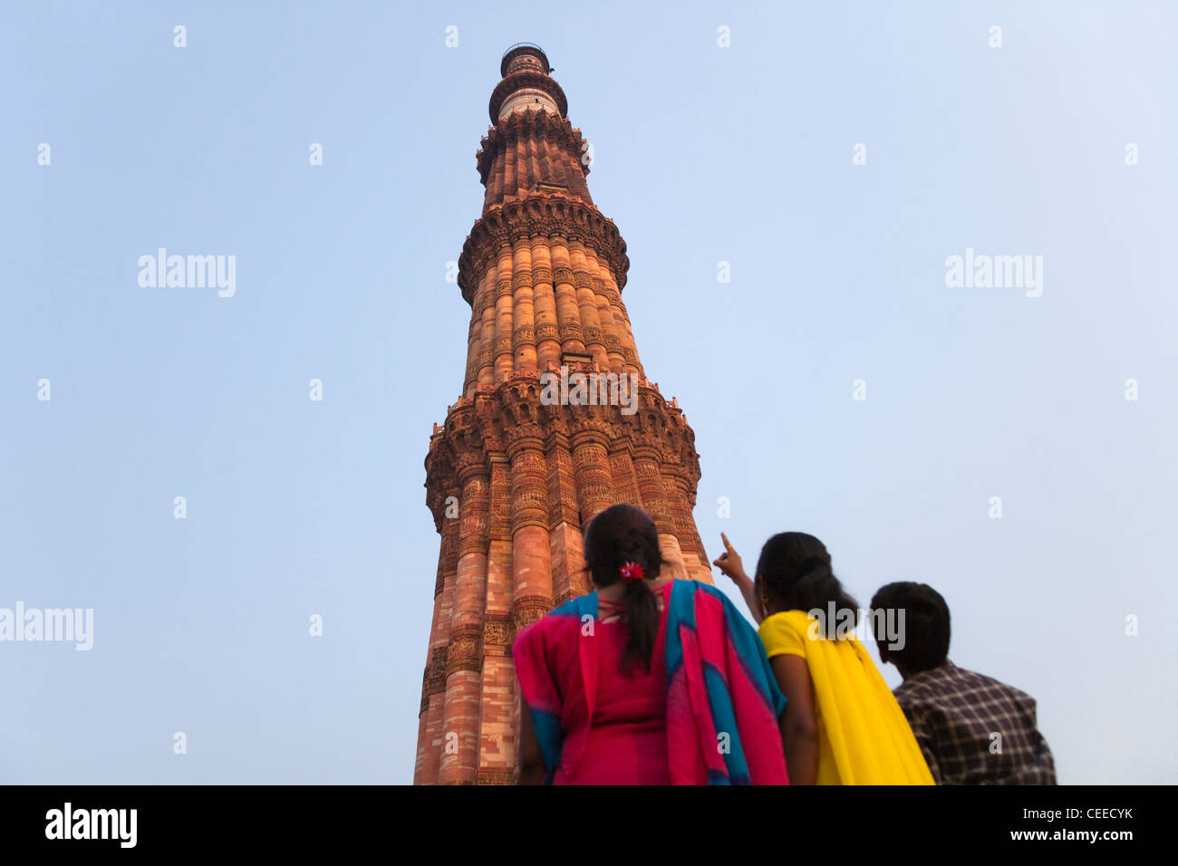 Indische Frauen beobachten Qutb Minar und seine Sehenswürdigkeiten (UNESCO-Weltkulturerbe), Delhi, Indien Stockfoto