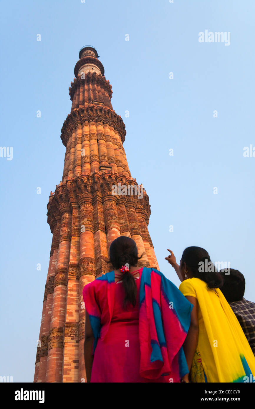 Indische Frauen beobachten Qutb Minar und seine Sehenswürdigkeiten (UNESCO-Weltkulturerbe), Delhi, Indien Stockfoto