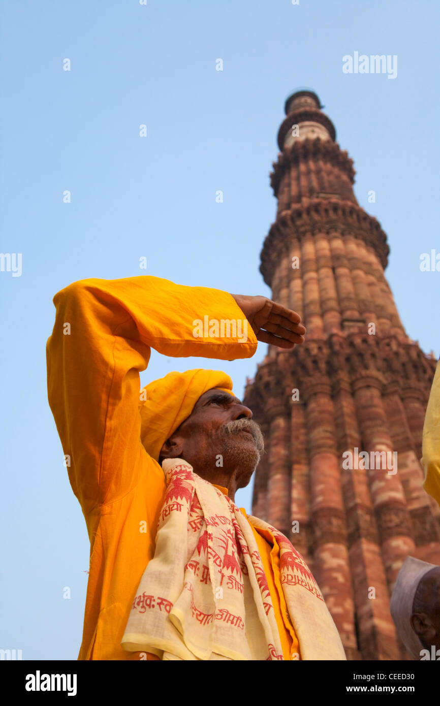 Indische Männer mit Qutb Minar und seine Sehenswürdigkeiten (UNESCO-Weltkulturerbe), Delhi, Indien Stockfoto