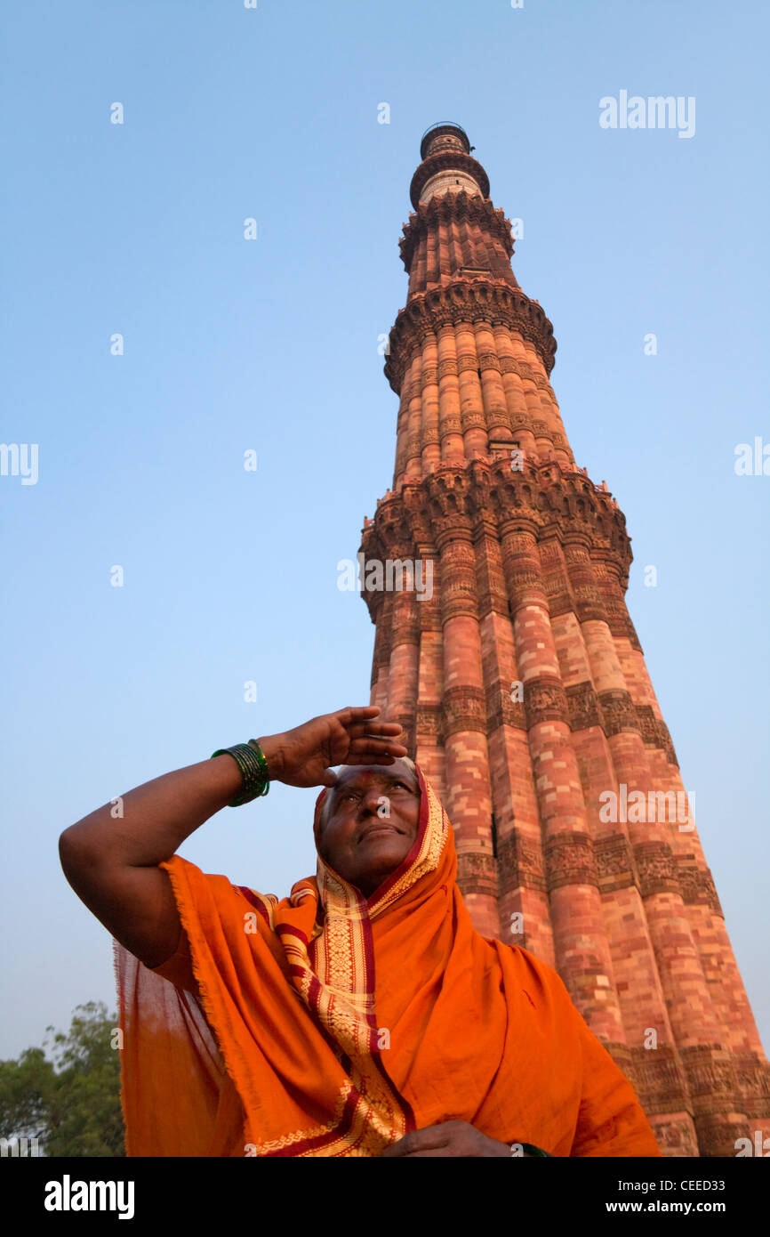 Inderin mit Qutb Minar und seine Sehenswürdigkeiten (UNESCO-Weltkulturerbe), Delhi, Indien Stockfoto