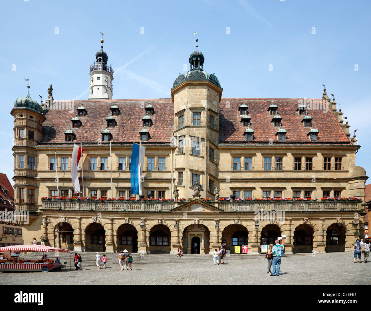 Der Rathausplatz und Marktplatz in mittelalterlichen Rothenburg, Franken, Bayern, Deutschland. Die Stadt Halle besteht aus zwei Gebäuden. Stockfoto