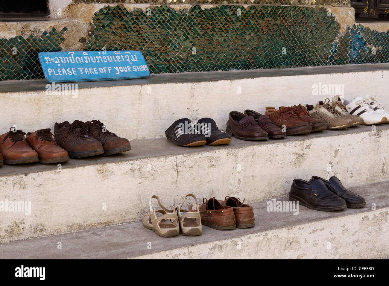 Schuhe Außerhalb Des Tempels Stockfotos und bilder Kaufen Schuhe Außerhalb Des Tempels Stockfotos und bilder Kaufen