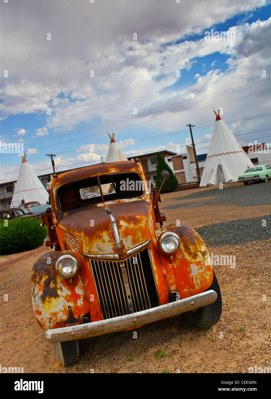 Rusty Oldtimer - verlassene alte rostige Auto mit blauem Himmel und Wolken Stockfoto