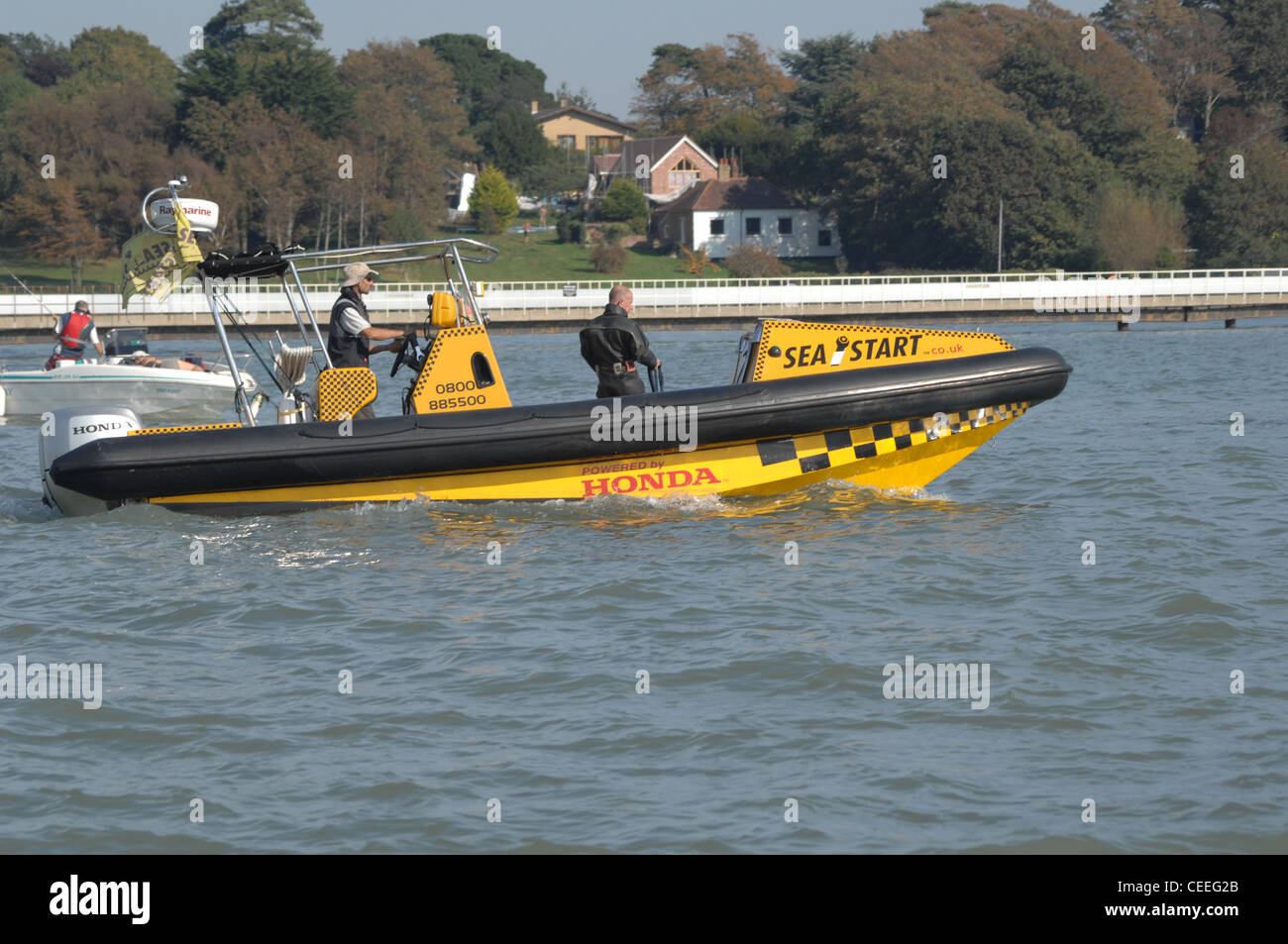 Meer starten RIB mit Taucher an Bord gehen auf die Unterstützung der Matrosen auf dem Hamble Stockfoto