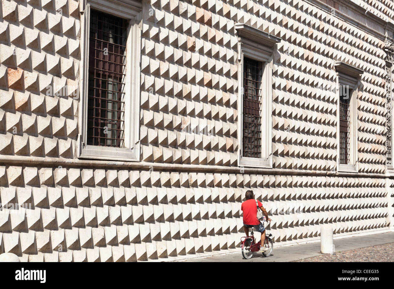 Ein Radfahrer geht der Palazzo dei Diamanti Ferrara Emilia-Romagna Italien Stockfoto