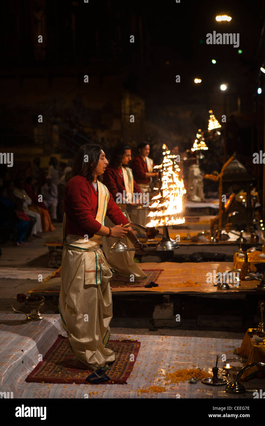 Indien, Uttar Pradesh, Varanasi, Dasaswamedh Ghat, Ganga Aarti vedischen Puja Zeremonie Priester mit brennenden Tempel Lampen Stockfoto