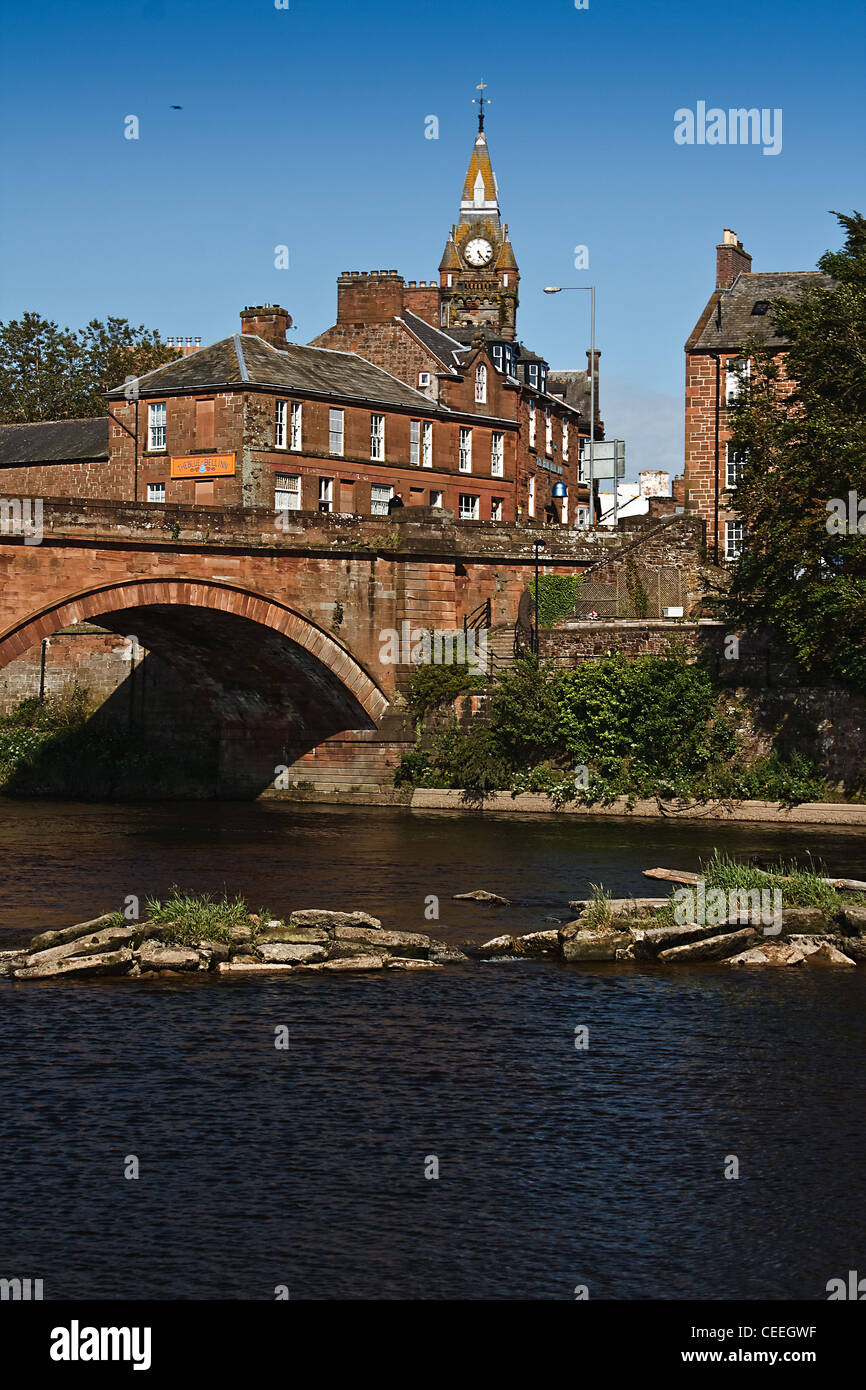 Fluß Annan, Annan Brücke und Rathaus, Dumfries und Galloway Stockfoto