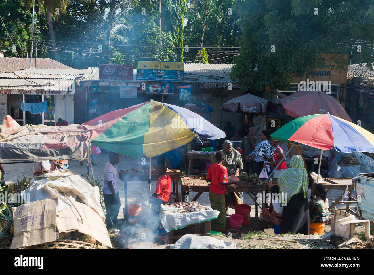Marktstände entlang einer Straße in Daressalam / Tansania Stockfoto