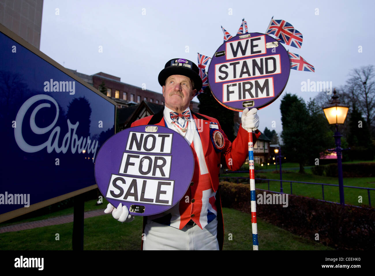 Ray Egan gekleidet wie John Bull Proteste über die Übernahme von Cadbury durch Kraft außerhalb ihrer Räumlichkeiten in Bournville, Birmingham. Stockfoto
