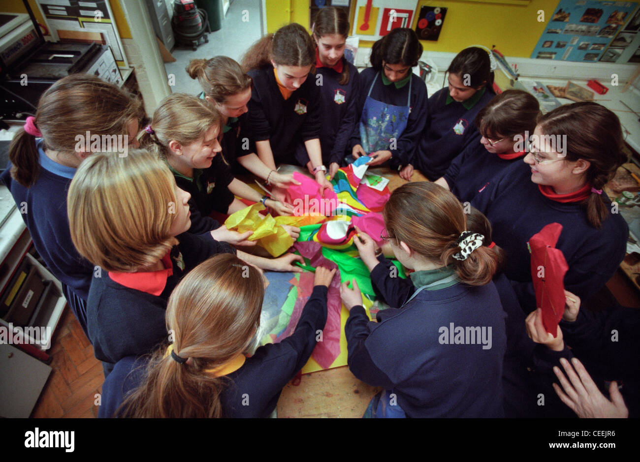 Schülerinnen machen Kites mit farbigem Seidenpapier in einem Klassenzimmer der Arts And Crafts in Roedean School. Stockfoto