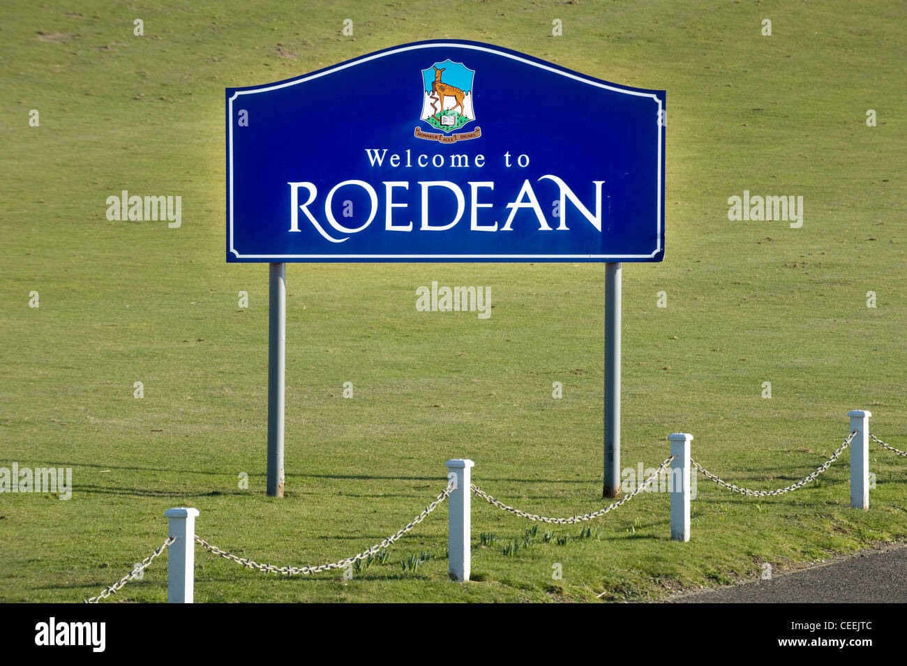 Die Schule-Schild mit Wappen Plakette am Eingang zum Roedean School für Mädchen, die privaten kostenpflichtigen Schule in der Nähe von Brighton Stockfoto