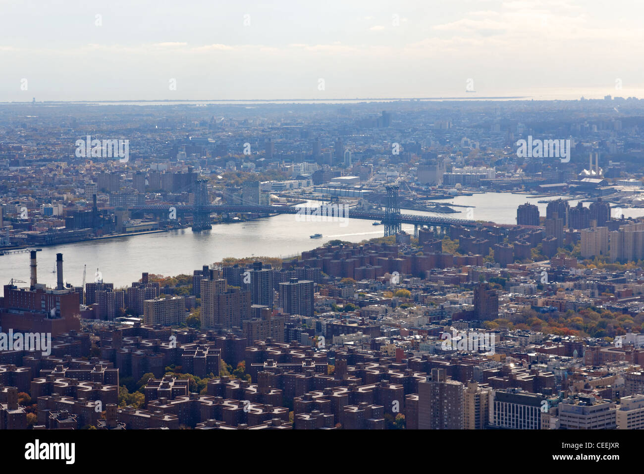 Ein Blick auf die Williamsburg Bridge vom Empire State Building in New York, NY. Stockfoto