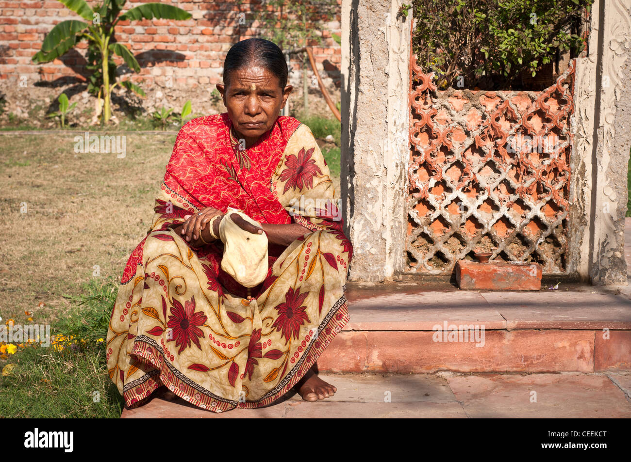 Witwe mit einem betenden Beutel auf ihre Hand und Zeigefinger herausragen, Ma Dham Ashram in Vrindavan, Indien Stockfoto