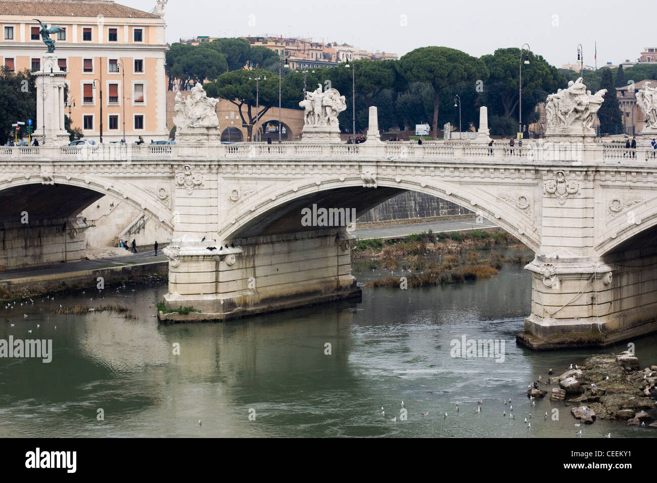 Hadrians Brücke am Fluss Tiber ist eine der schönsten Brücken in Rom Stockfoto