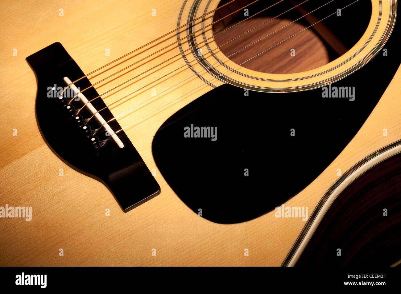 Akustische Gitarre Detail mit Brücke, Griffbrett, Saiten und Schallloch. Stockfoto