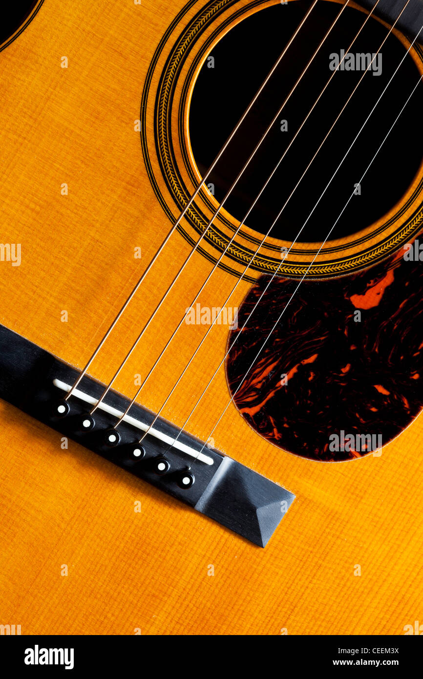 Detail einer Martin akustische Gitarre zeigt die Brücke, Streicher, Scratch Platte und Schallloch. Stockfoto