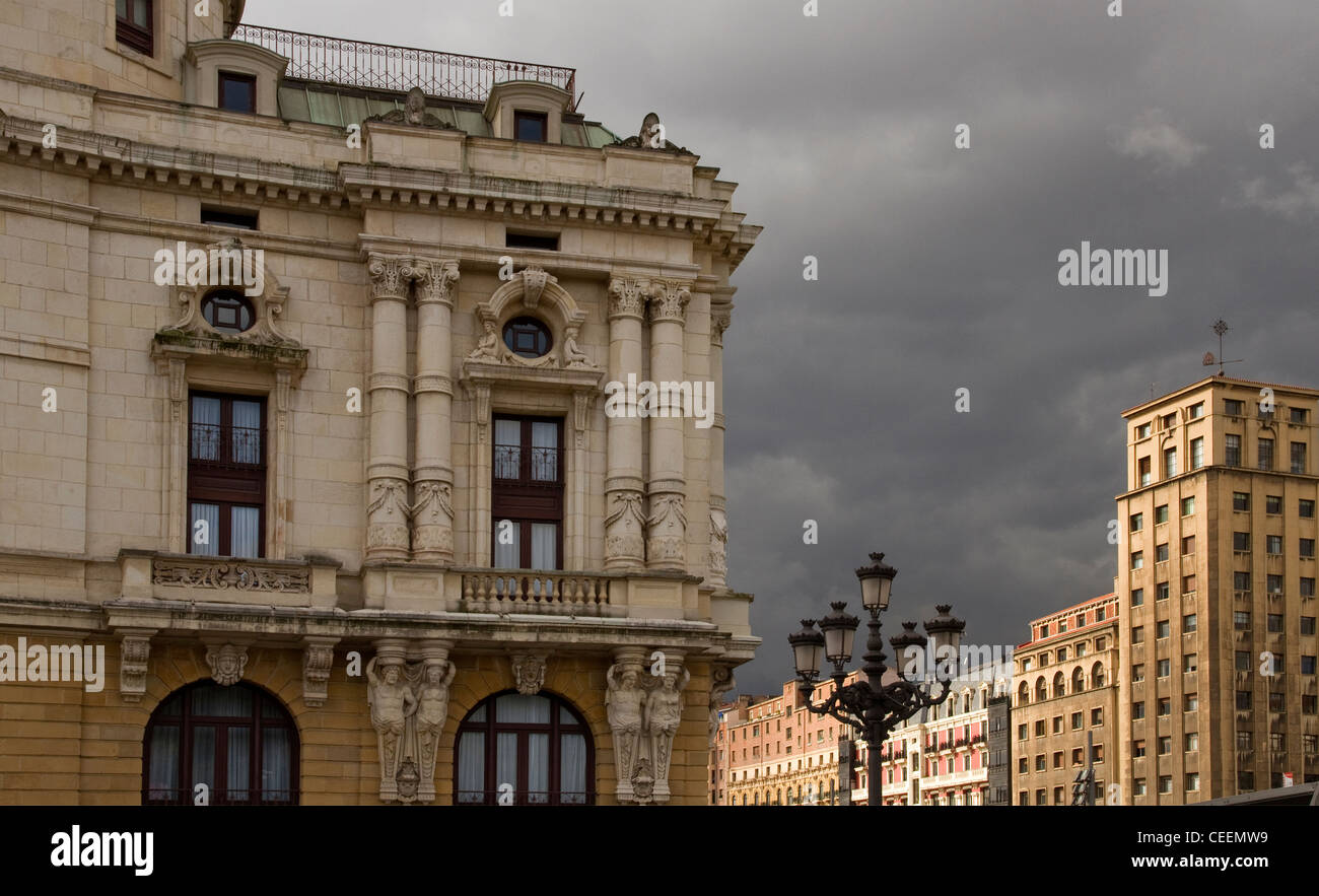 Bilbao Arriaga-Theater und die Stadt unter einem Gewitterhimmel Spanien Stockfoto