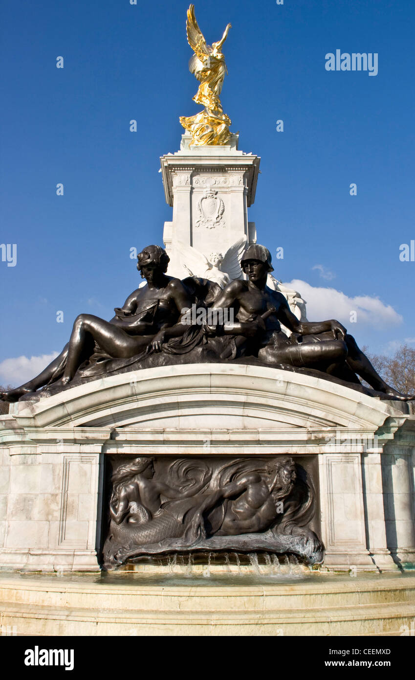 Klasse 1 aufgeführten Victoria Memorial Skulpturen und Brunnen von Sir Thomas Brock und Sir Aston Webb Queens Gardens London England Stockfoto