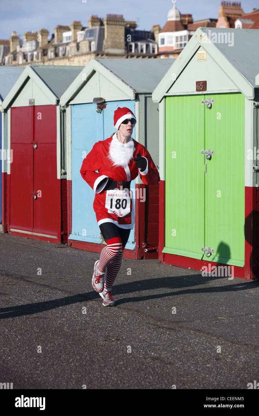 Die schrulligen jährliche Brighton Santa Dash, gehalten am Anfang Dezember, für 5km entlang der Küste in Brighton/Hove, England Stockfoto