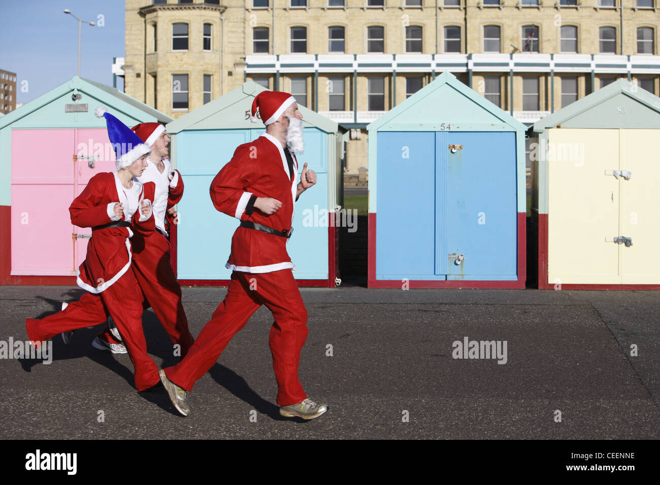 Die schrulligen jährliche Brighton Santa Dash, gehalten am Anfang Dezember, für 5km entlang der Küste in Brighton/Hove, England Stockfoto