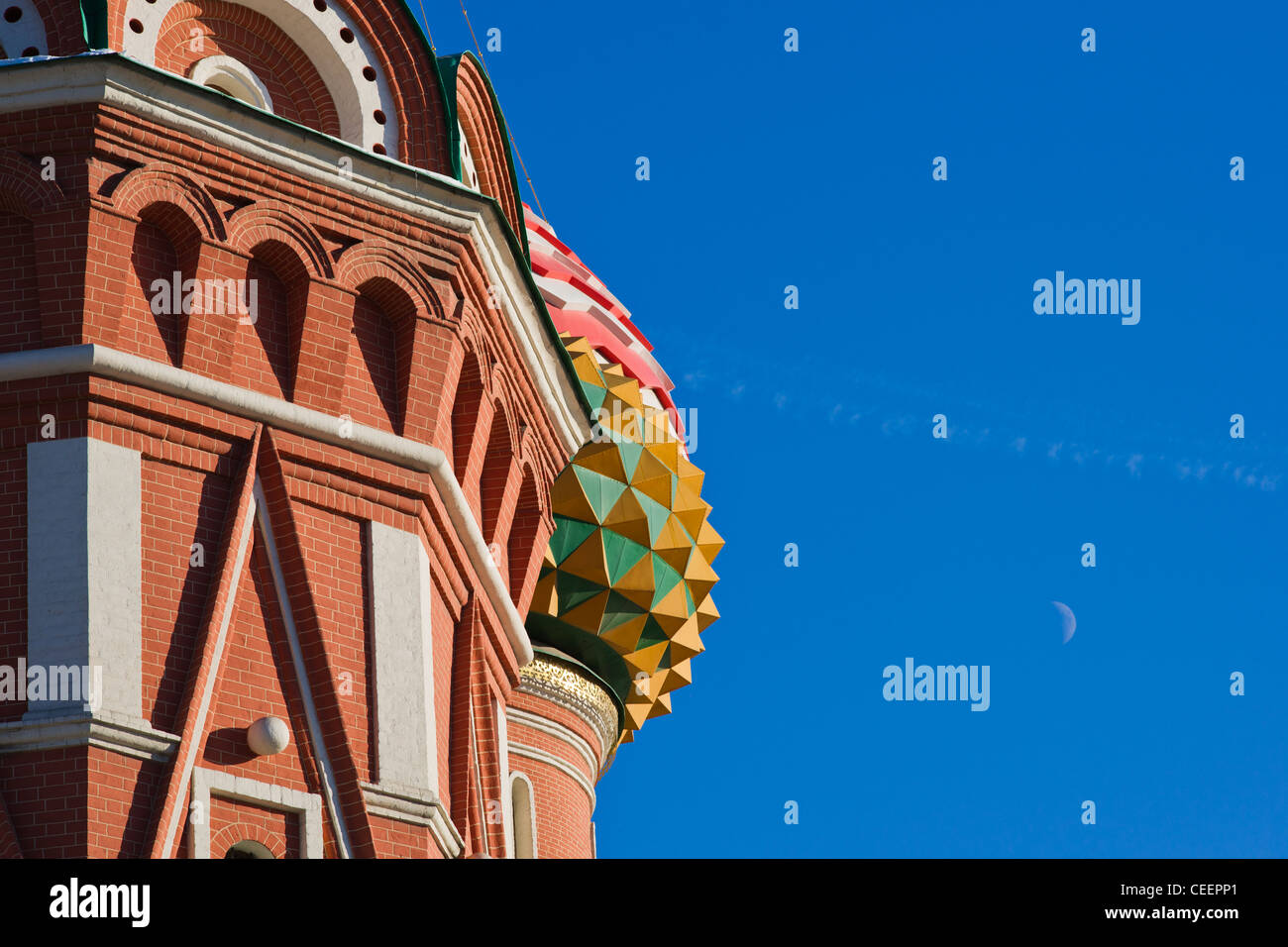 Details der Basilius Kathedrale auf dem Roten Platz in Moskau gegen blauen Himmel Stockfoto