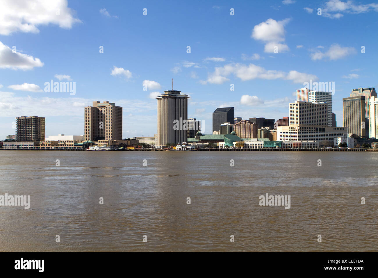 Skyline von New Orleans, Louisiana und Stadtbild aus betrachtet, über dem Mississippi Fluß. Stockfoto