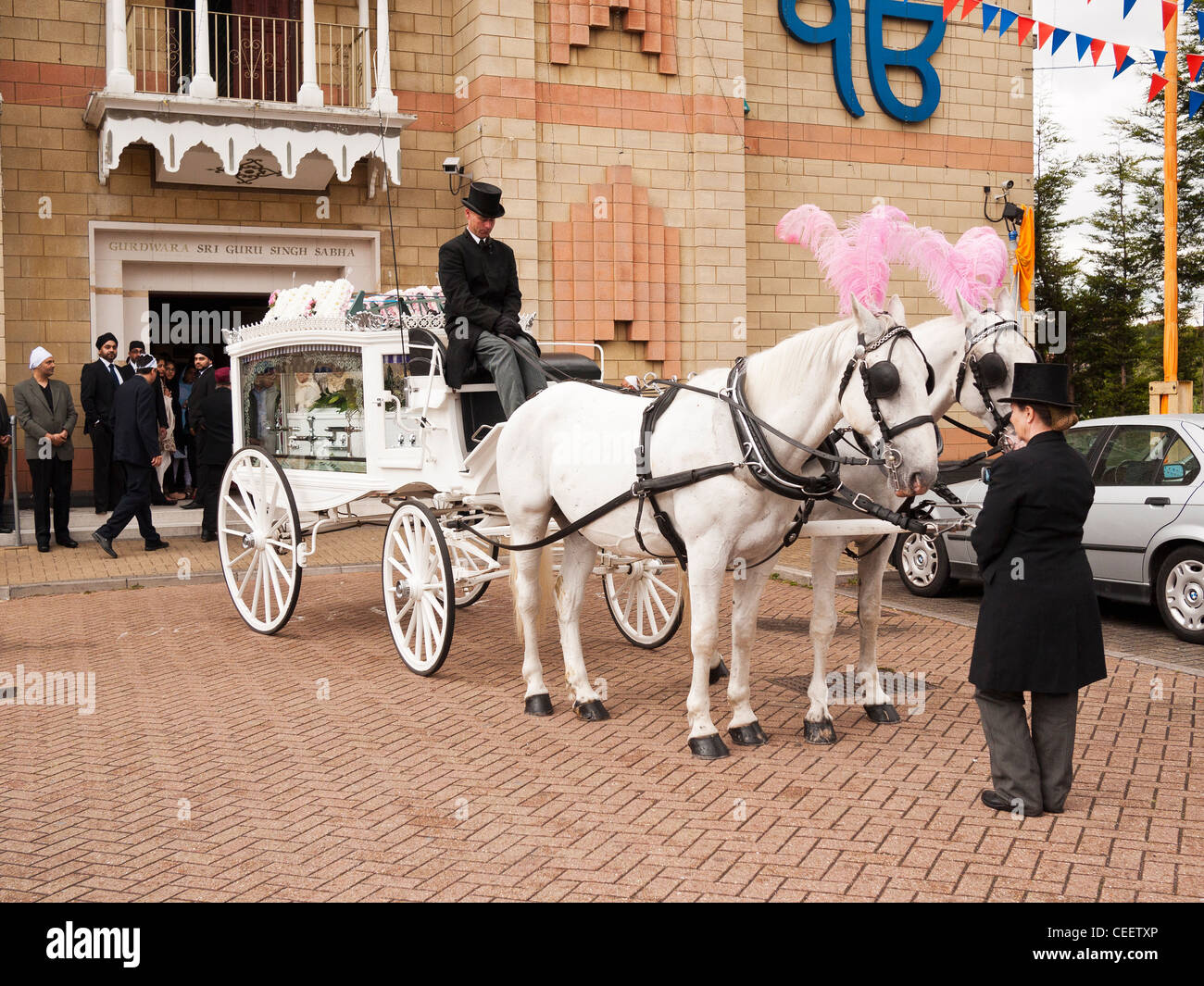 Horse Drawn Beerdigung Beförderung im Sikh-Tempel in Hounslow London Stockfoto