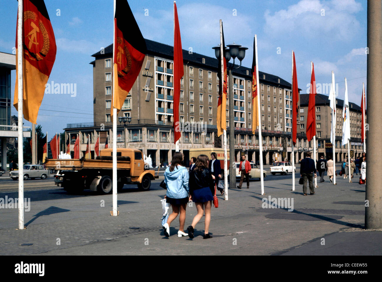 Dresden 1973: Straße Landschaft mit Fahnen der DDR. Stockfoto