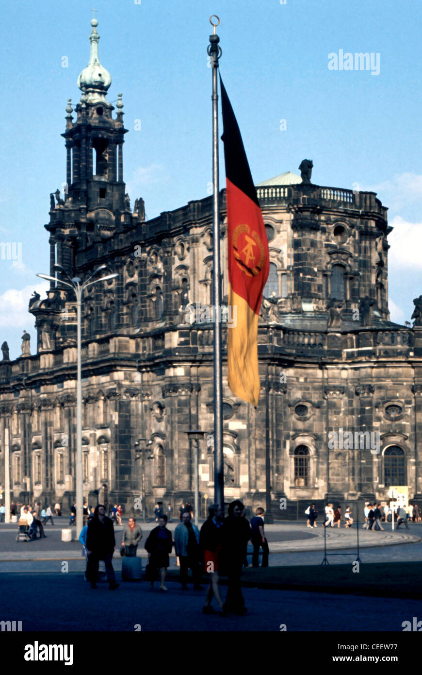 Dresden 1973: Katholische Hofkirche mit der Nationalflagge und das Emblem der DDR. Stockfoto