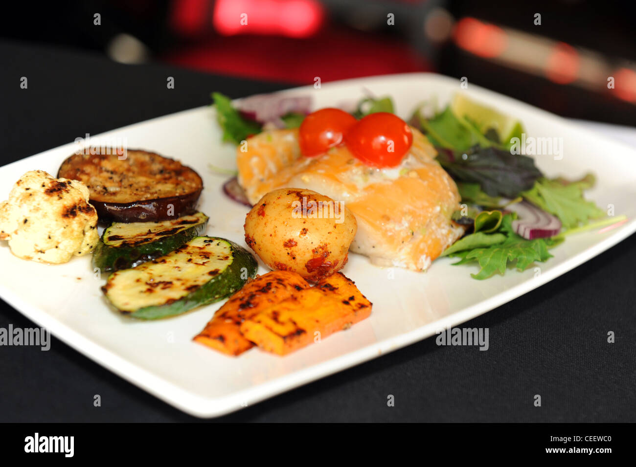 Gegrillter Fisch, Gemüse und Salat Stockfoto