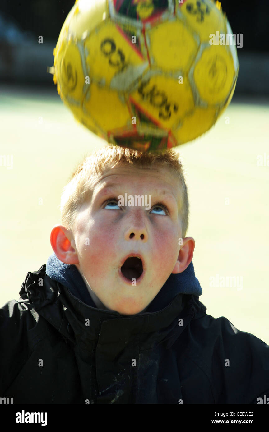 Fußball verrückte junge einen Ball in Richtung Stockfoto