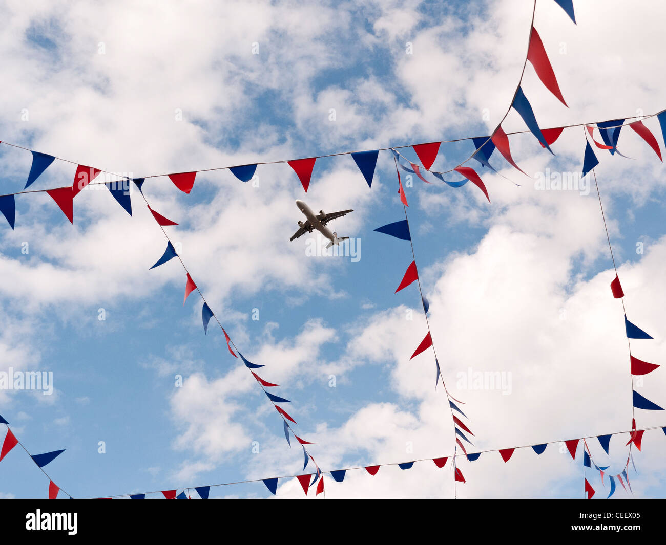 Flugzeugen sichtbar durch Saiten Bunting in London UK Stockfoto