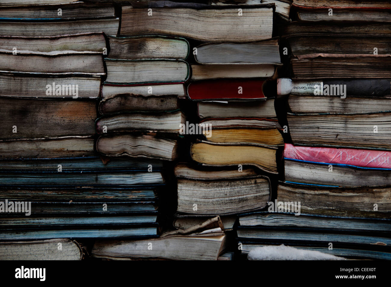 Stapel Bücher außerhalb einer Buchhandlung im Stadtteil Kreuzberg, Berlin, Deutschland Stockfoto