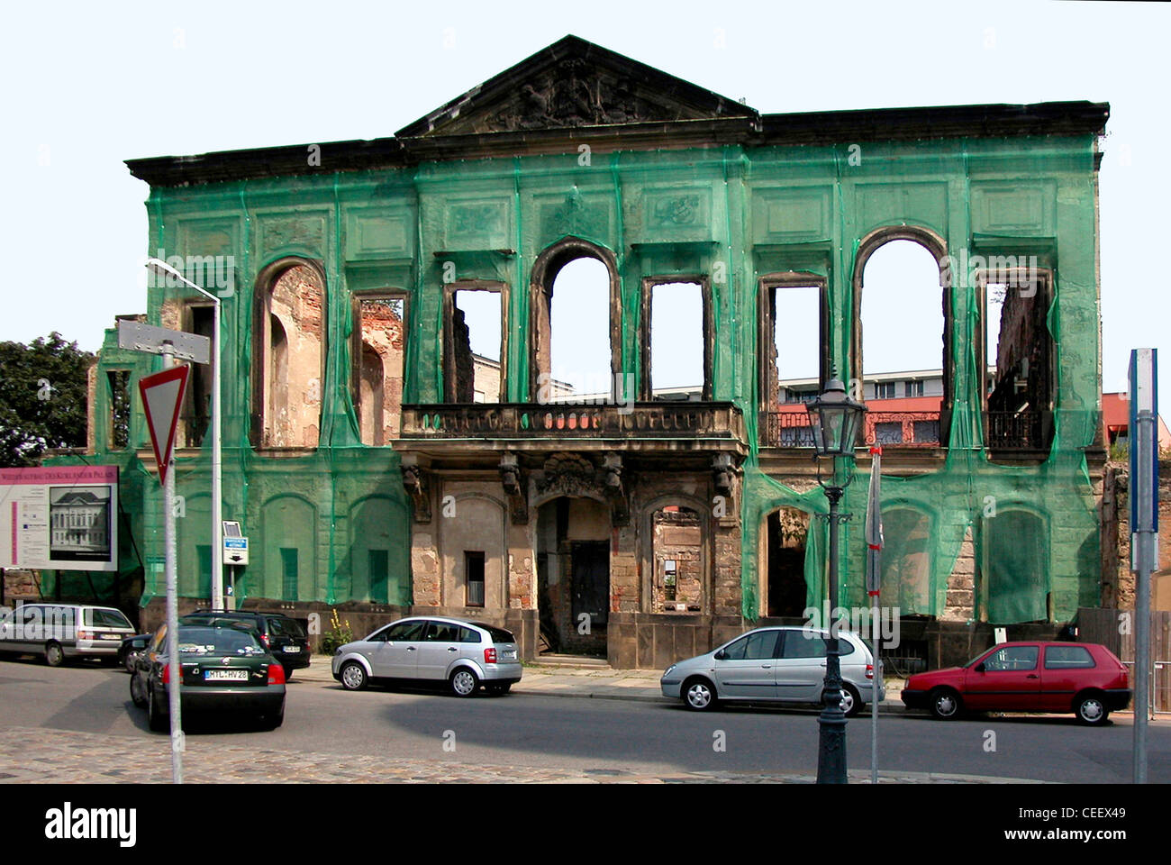 Ruine des Kurlaender Palais in Dresden vor der Rekonstruktion im Jahr 2002. Stockfoto