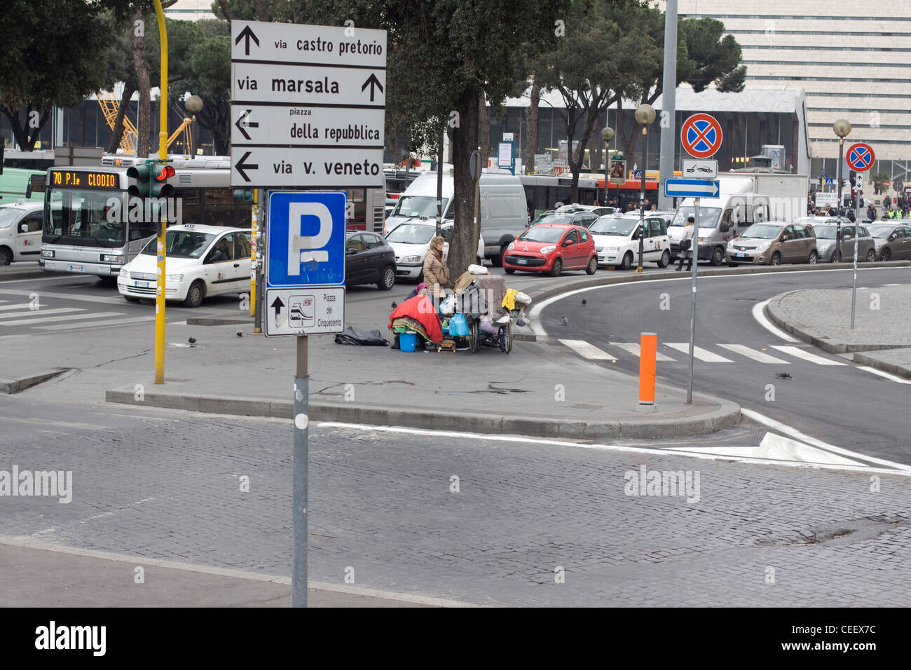 Stadtstreicherin auf den Straßen von Rom Italien Stockfoto