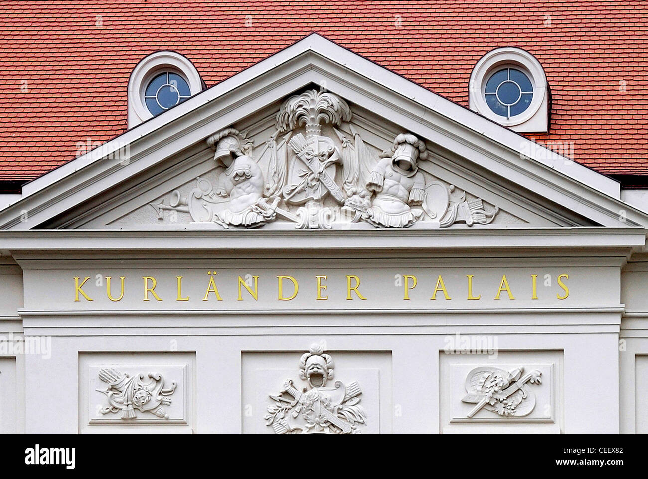 Portal des historischen Gebäudes Kurlaender Palais in Dresden nach der Rekonstruktion. Stockfoto