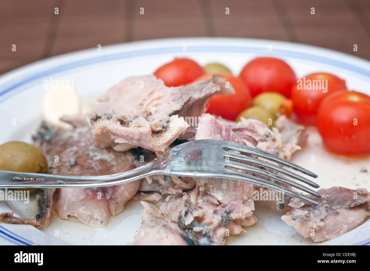 Makrele mit frischem Gemüse auf einem weißen Teller schließen Sie herauf Bild Stockfoto